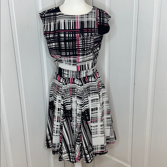 VINCE CAMUTO•GRAPHIC ILLUSION•DRESS - Picture 1 of 13